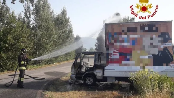 Il furgone andato a fuoco