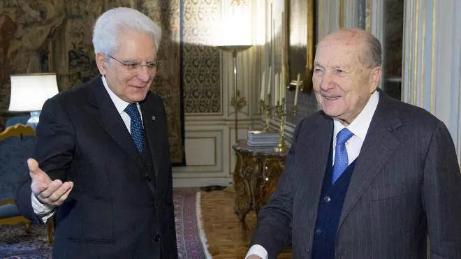Il presidente della Repubblica Sergio Mattarella accoglie il Presidente della Corte Costituzionale, Paolo Grossi, in visita di congedo, Roma, 23 febbraio 2018. ANSA/ UFFICIO STAMPA QUIRINALE - PAOLO GIANDOTTI   +++ ANSA PROVIDES ACCESS TO THIS HANDOUT PHOTO TO BE USED SOLELY TO ILLUSTRATE NEWS REPORTING OR COMMENTARY ON THE FACTS OR EVENTS DEPICTED IN THIS IMAGE; NO ARCHIVING; NO LICENSING +++
