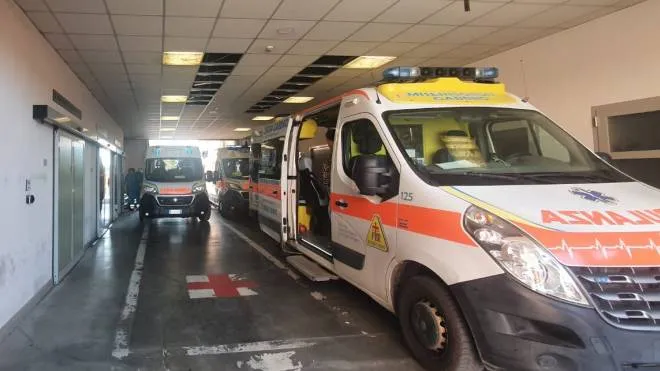 Le ambulanze in attesa al Ps