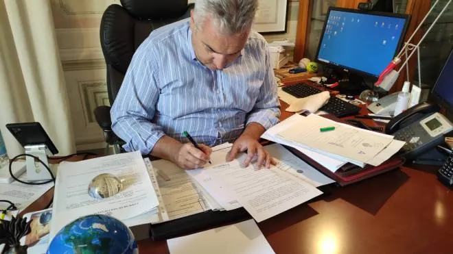 il sindaco di San Giuliano Sergio Di Maio firma l'ordinanza