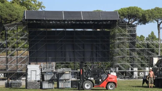 Quasi pronto il palco per accogliere Zucchero, Blanco e Bieber (foto Alcide)