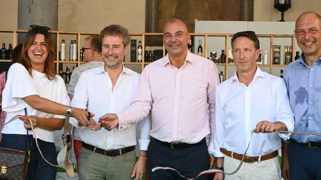 Il sindaco Mario Pardini e alcuni assessori con Fausto Borella (foto Alcide)