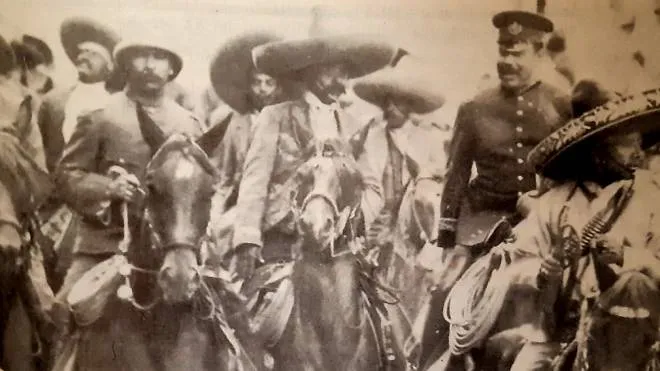 Pancho Villa (secondo da destra) tra alcuni capi dell’insurrezione 