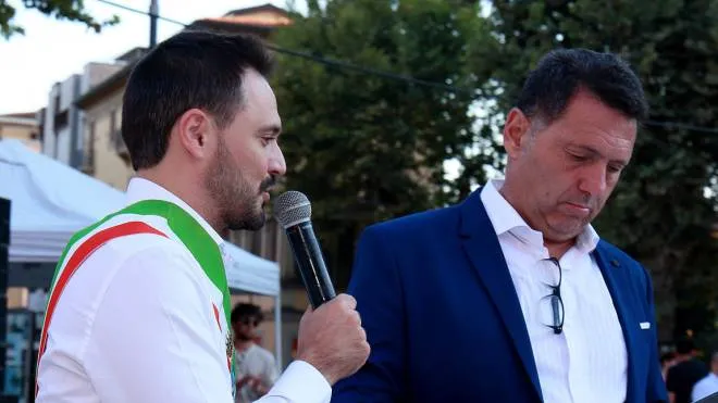 Il sindaco Luca Baroncini sul palco con il conduttore Alessandro Martini