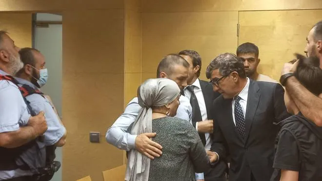 Rassoul Bissoultanov con la madre e il suo legale, l’avvocato spagnolo Carles Monguilod, durante un’udienza del processo conclusosi a giugno a Girona