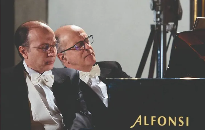 I pianisti Aurelio e Paolo Pollice si esibiranno oggi alle 12 alla Sala della Vaccara