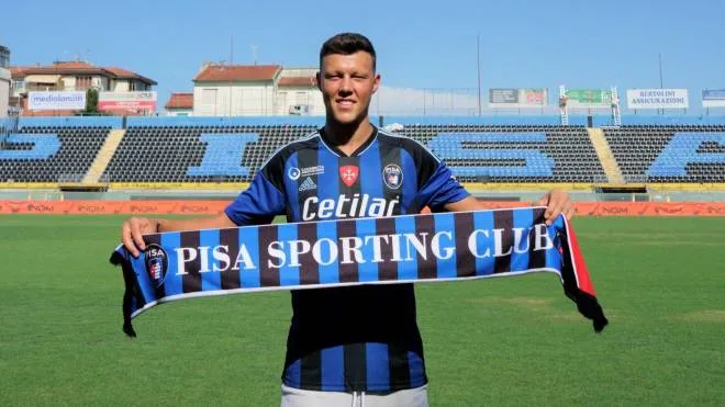 Il nuovo difensore centrale del Pisa Adrian Rus, 26 anni, appena approdato in nerazzurro (Foto Pisa Sporting Club)