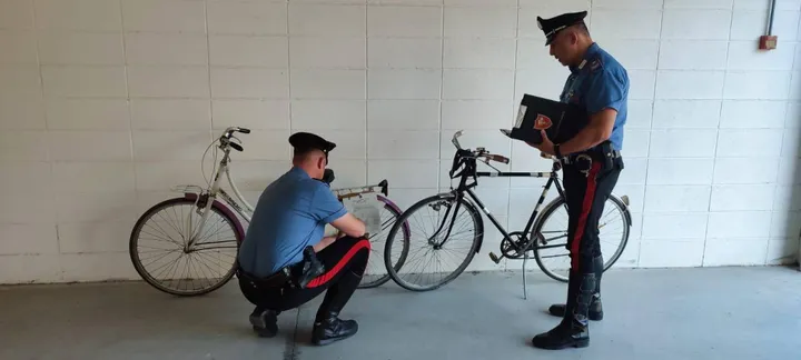 I carabinieri con le biciclette rubate a Follonica