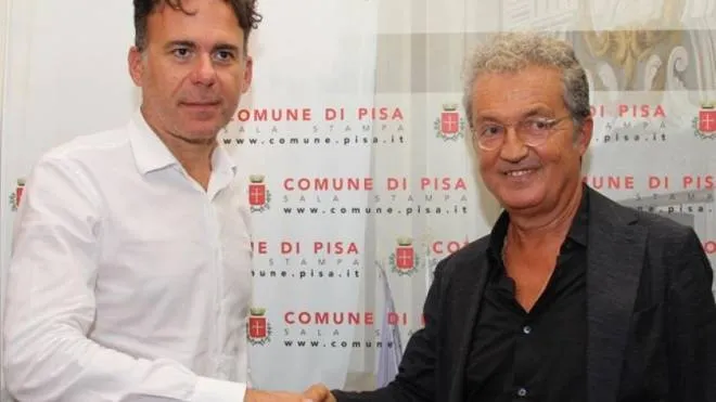 Il sindaco Conti mentre stringe la mano al presidente del Pisa Corrado