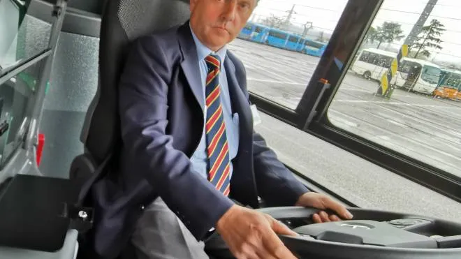 Un autista alla guida di uno dei bus messi a disposizione da parte di Autolinee Toscane