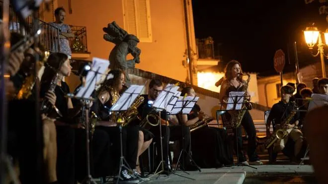 I musicisti dello stage estivo di sax suonano per il pubblico, venerdì scorso, durante la festa d’inaugurazione della nuova piazza Verdi a Bacchereto