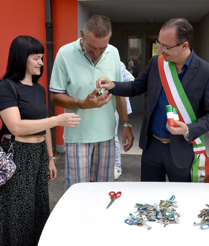 Il sindaco di Follonica, Andrea Benini, consegna le chiavi di uno dei 18 alloggi dell’Epg