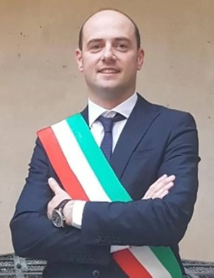 Il sindaco di San Gimignano Andrea Marrucci con la fascia tricolore