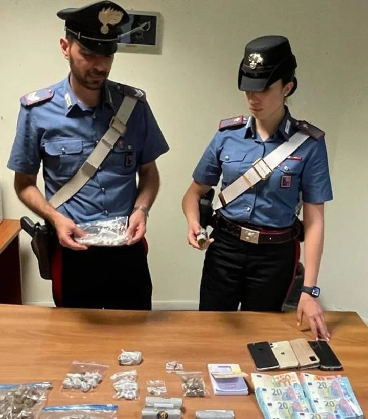 I carabinieri durante l’arresto dello spacciatore hanno sequestrato. denaro e cocaina (foto d’archivio)