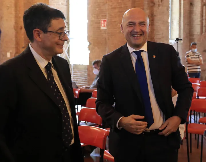 Il rettore dell’Università Francesco Frati con il suo successore Roberto Di Pietra, che inizierà il suo mandato a novembre