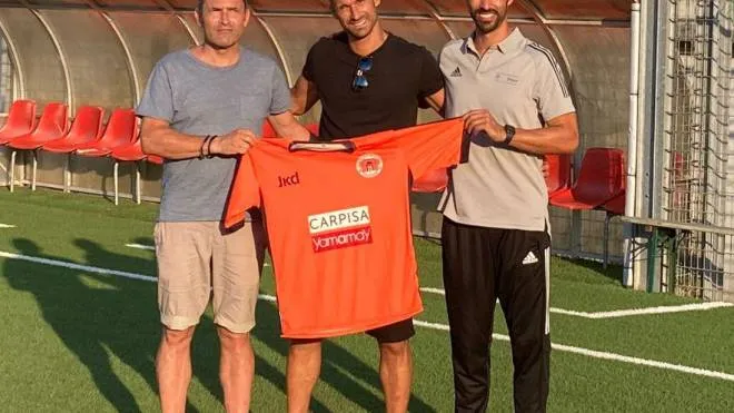 Da sinistra il dirigente dell’area tecnica Lorenzo Taiti, il centrocampista Roberto Di Vito e l’allenatore Corrado Ingenito