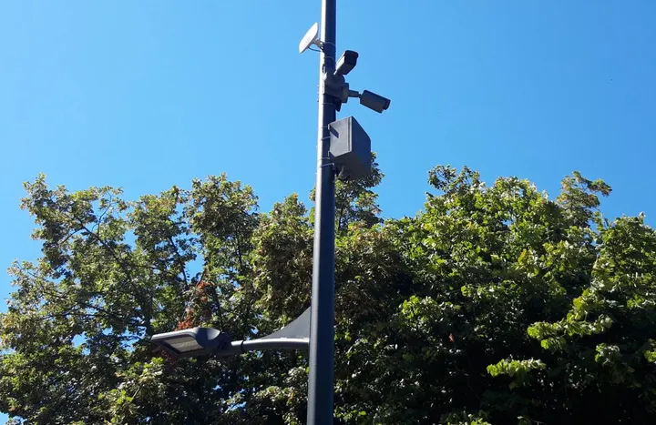 Le due telecamere posizionate sul lato sud della piazza, all’altezza della banca