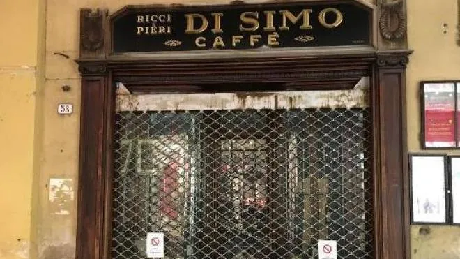 Il Caffè Caselli, poi Di Simo, in via Fillungo è chiuso ormai da dieci anni esatti