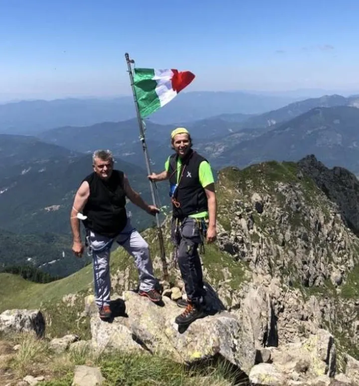 Gli Alpini Morini e Fioroni hanno issato il tricolore nei giorni scorsi sul Gendarme
