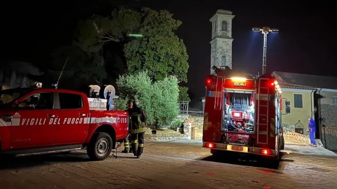 L’intervento nella notte dei vigili del fuoco di Sarzana per spegnere l’incendio e a destra la centralina all’ingresso della Fortezza