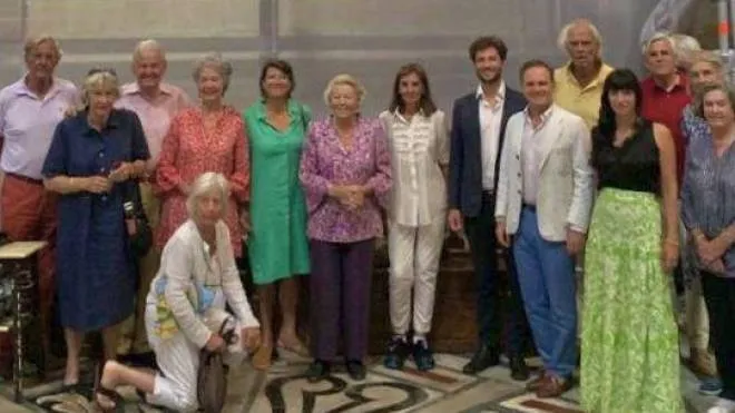 La Regina Beatrice d’Olanda, al centro con la misé rosa, con un gruppo di amici