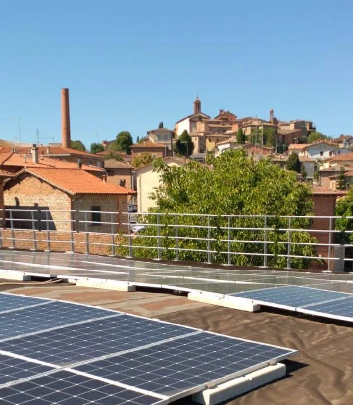 L’impianto fotovoltaico installato nella scuola primaria di via Mazzini a Torrita di Siena