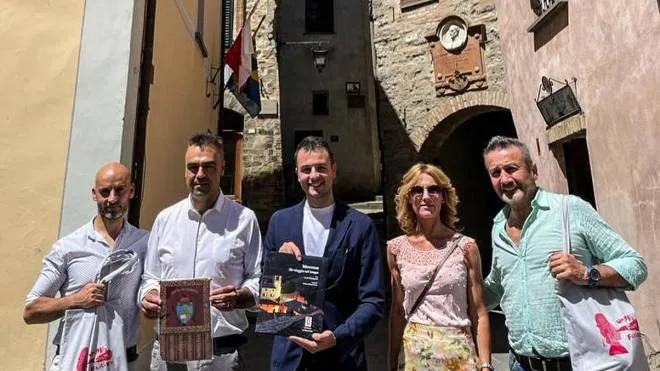 Simone Venturini, assessore veneziano allo Sviluppo al turismo e allo sviluppo economico (al centro) durante la sua visita a Montone