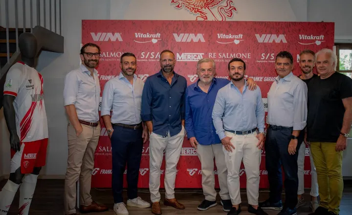 Il presidente Santopadre insieme agli sponsor che hanno rinnovato il sostegno ai colori biancorossi anche per la prossima stagione