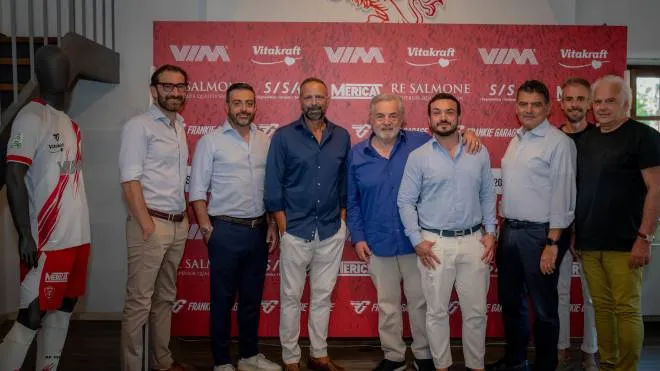 Il presidente Santopadre insieme agli sponsor che hanno rinnovato il sostegno ai colori biancorossi anche per la prossima stagione