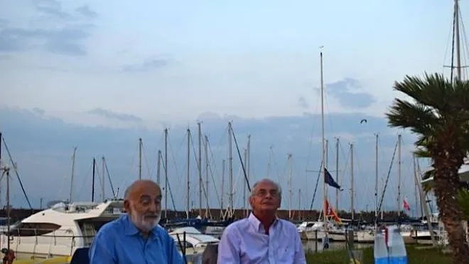 Athos Bigongiali (a destra) con Nino Nardi al Porto di Marina di Pisa