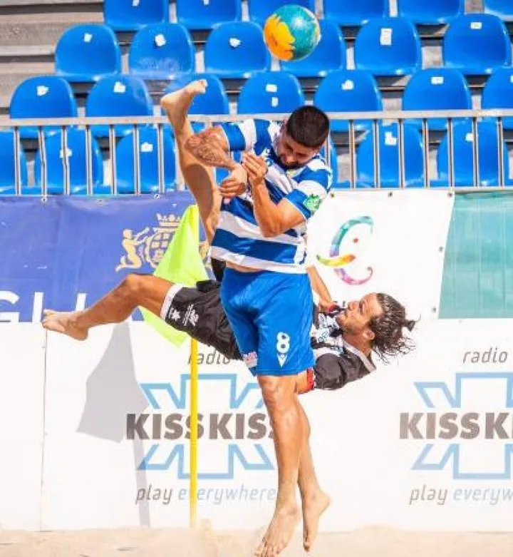 Una classica giocata acrobatica tipica del repertorio del beach soccer: il viareggino Alessandro Remedi si esibisce in una super rovesciata