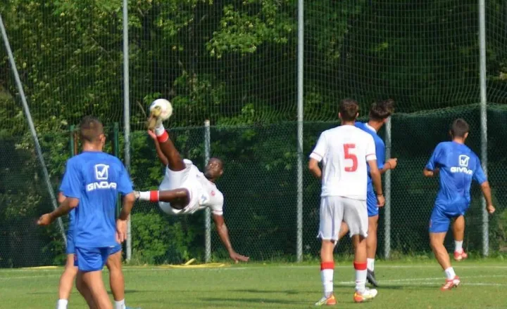 Un’azione della Primavera biancorossa impegnata nel test disputato con il Chieri, formazione militante nel campionato di serie D