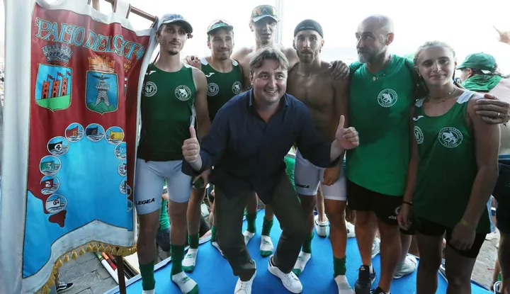 L’equipaggio vincitore del Palio insieme al sindaco di Porto Venere Matteo Cozzani. In alto, lo starter Roberto Inserra