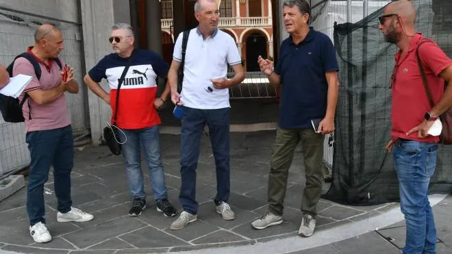Sindacalisti riuniti davant. a Palazzo Ducale prima dell’incontro con il prefetto Guido Aprea (foto di Paola Nizza)