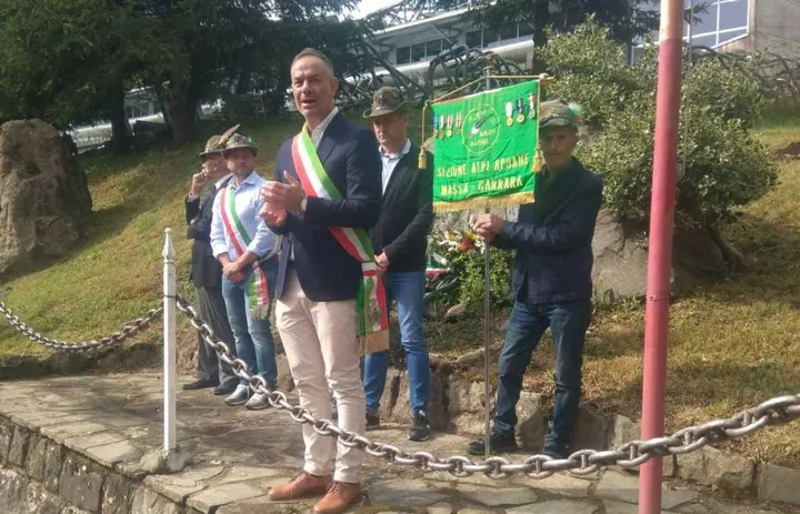 Il sindaco di Fivizzano, Giannetti, durante il suo saluto agli alpini