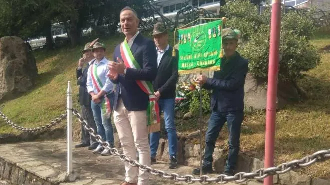 Il sindaco di Fivizzano, Giannetti, durante il suo saluto agli alpini