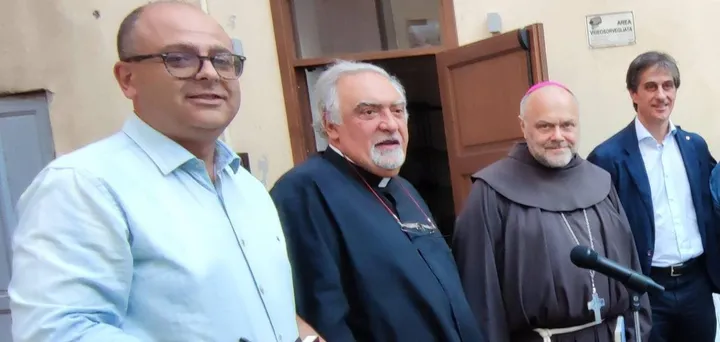 L’autore Paolo Lapi insieme a Don Pratolongo, al vescovo. monsignor Mario Vaccari e al sindaco Jacopo Ferri