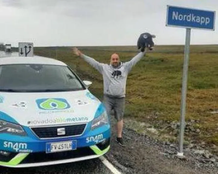 Il pilota di rally Guido Guerrini a Capo Nord con la sua auto a biometano