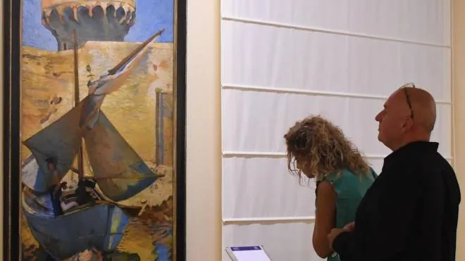 Due visitatori della mostra di pittura dedicata al mare di palazzo Cucchiari
