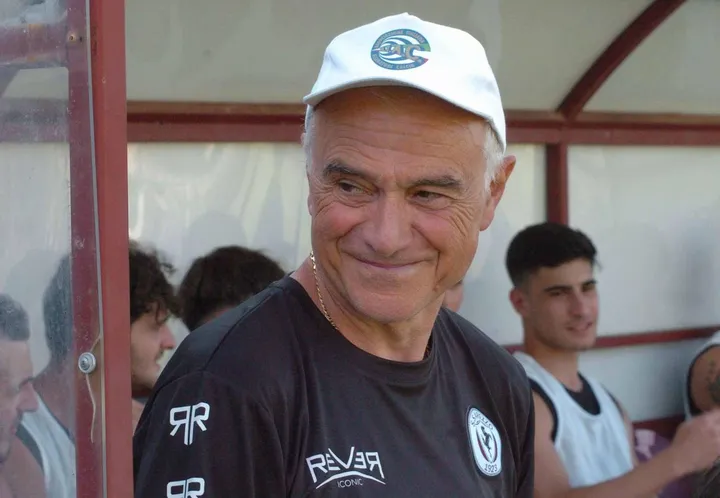 L’allenatore Paolo Indiani, 68 anni, al debutto sulla panchina amaranto