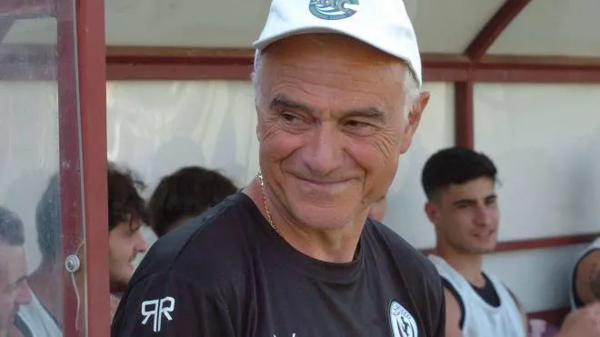 L’allenatore Paolo Indiani, 68 anni, al debutto sulla panchina amaranto