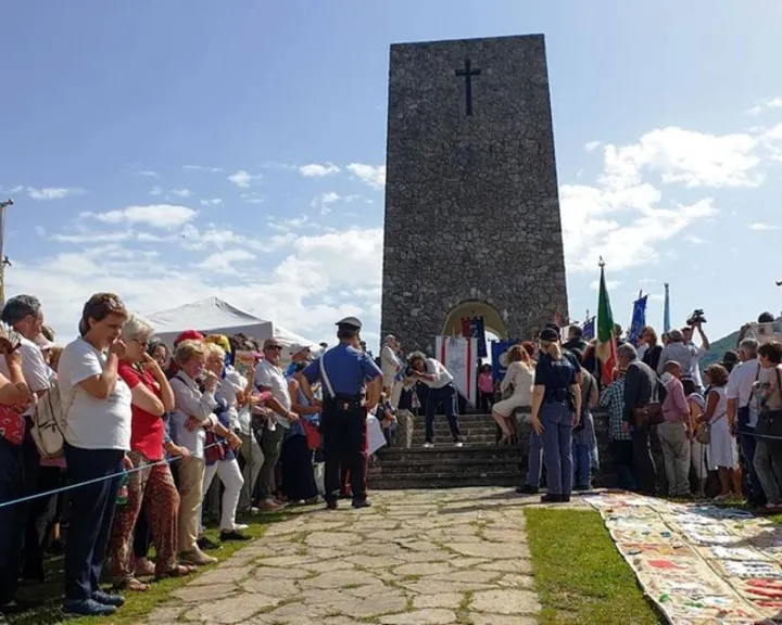 Un momento di raccoglimento alle commemorazioni per la strage di Sant’Anna di Stazzema