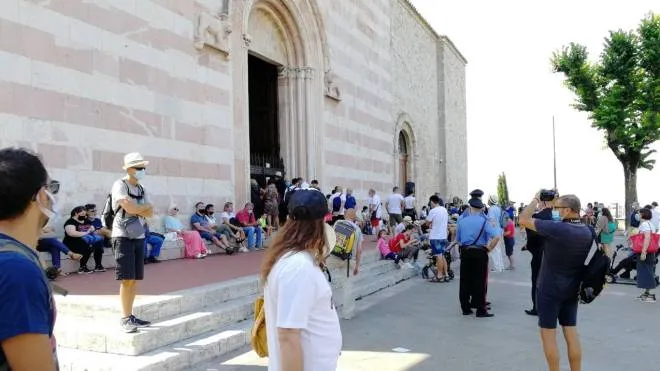 I visitatori presso la Basilica di Santa Chiara
