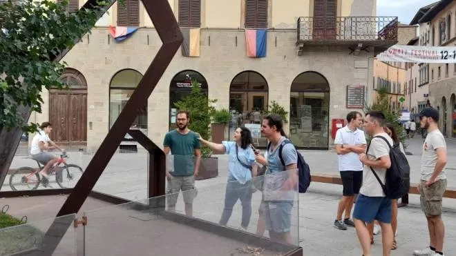 Turisti in piazza Torre di Berta dove si trova il dodecaedro in omaggio a Piero della Francesca