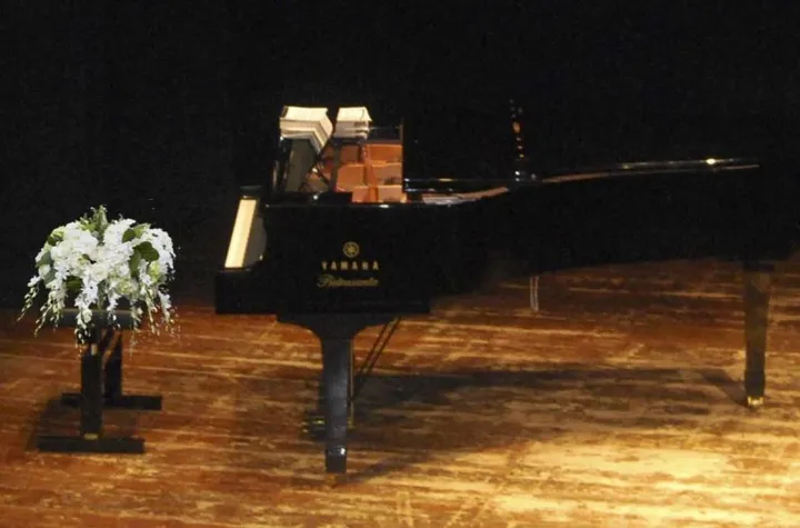 Un pianoforte e un mazzo di fiori in memoria di Laura e della sua testimonianza
