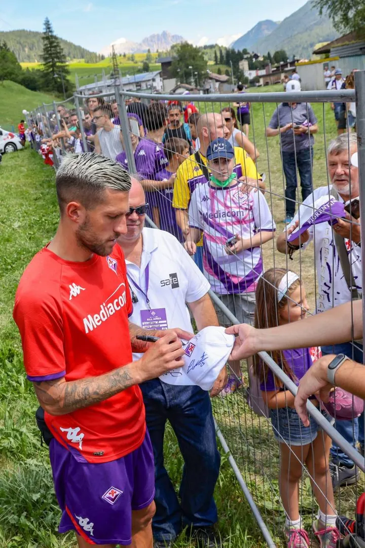 Autografi e sorrisi durante il ritiro: la Fiorentina è tornata a far sognare i tifosi