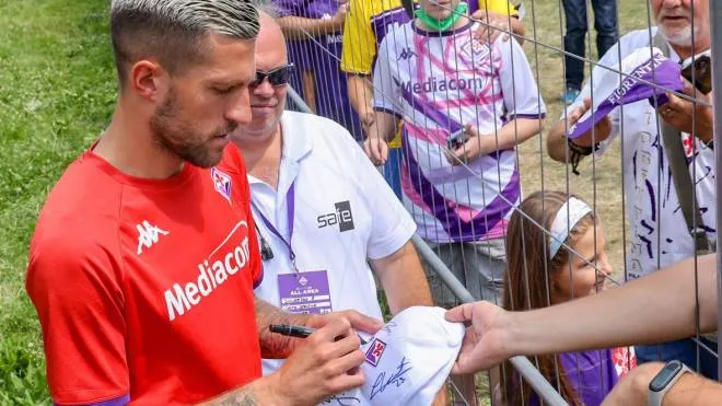 Autografi e sorrisi durante il ritiro: la Fiorentina è tornata a far sognare i tifosi