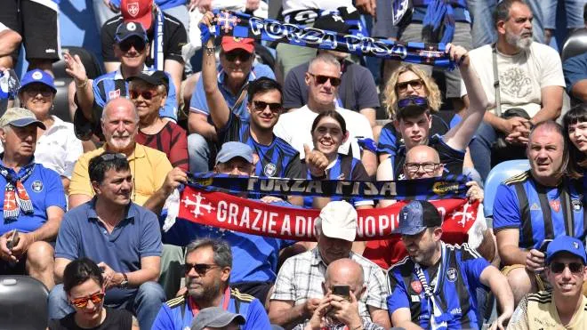 Tifosi e tifose sui gradini dell’Arena nella sfida di Coppa contro il Brescia