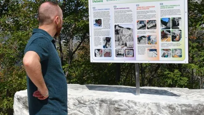 La nuova cartellonistica nel sito naturalistico che ospita i tritoni apuani da salvare