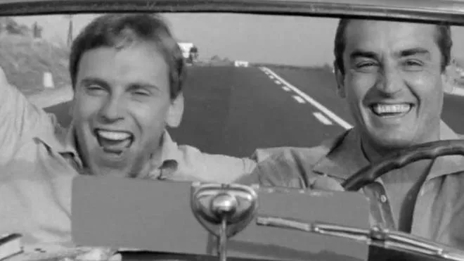 Jean Louis Trintignant e Vittorio Gassman in un’indimemticabile scena de «Il sorpasso», domani sera sul grande schermo del Castello